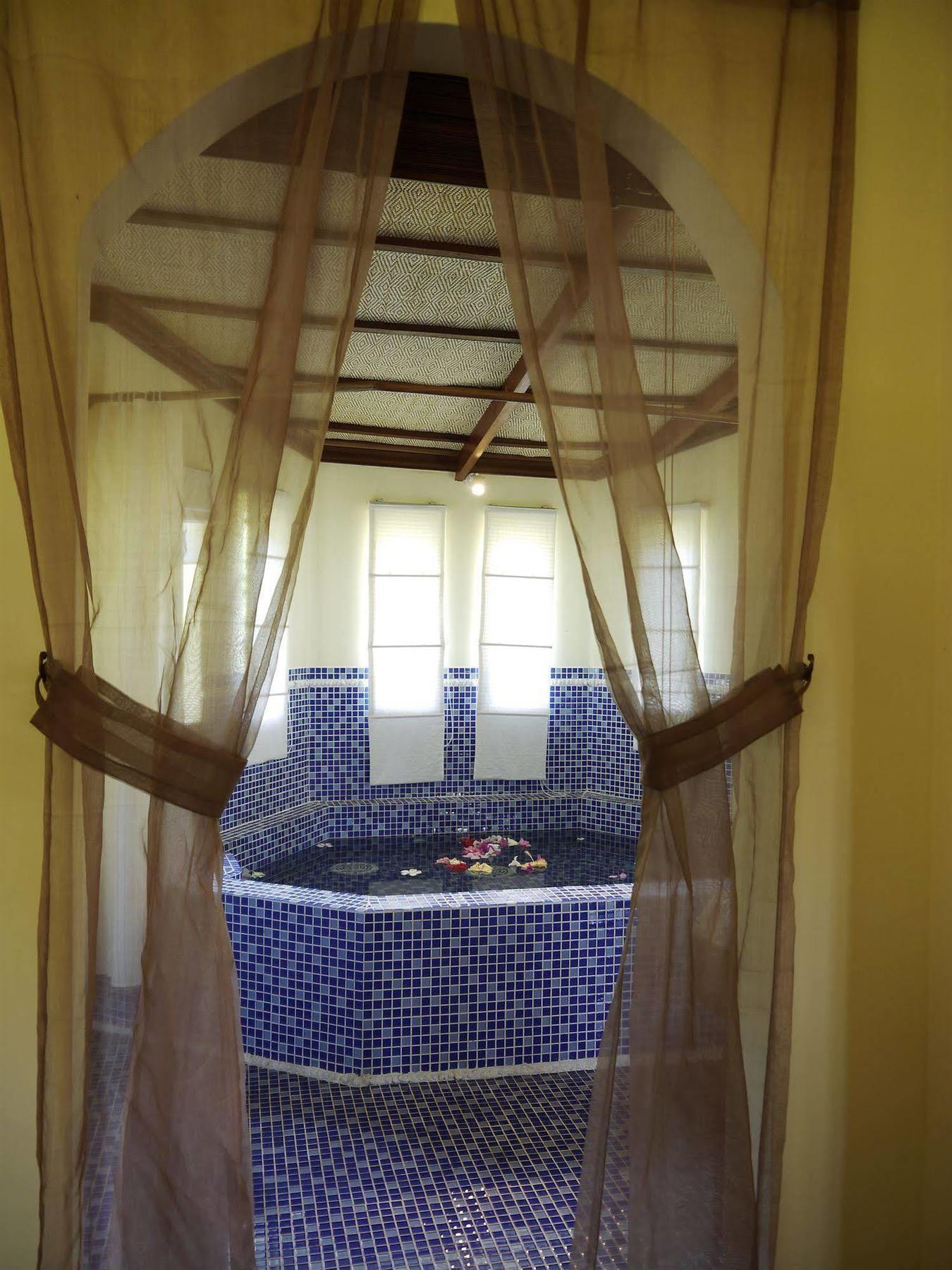 Le Flamboyant Resort Kep Exterior photo